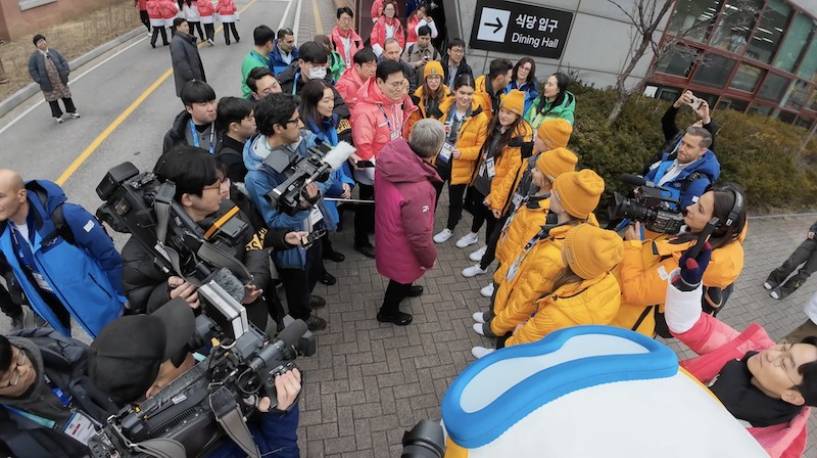 El presidente del COI, Thomas Bach, recorre la Villa Olímpica de la Juventud antes de los Juegos Olímpicos de la Juventud de Invierno Gangwon 2024