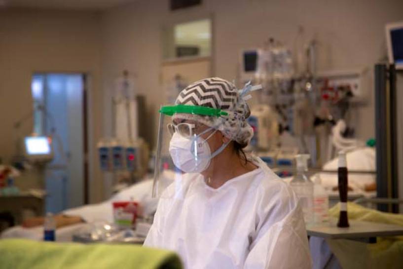 Los médicos de la terapia intensiva del hospital San José luchan día a día para salvar pacientes con Covid-19