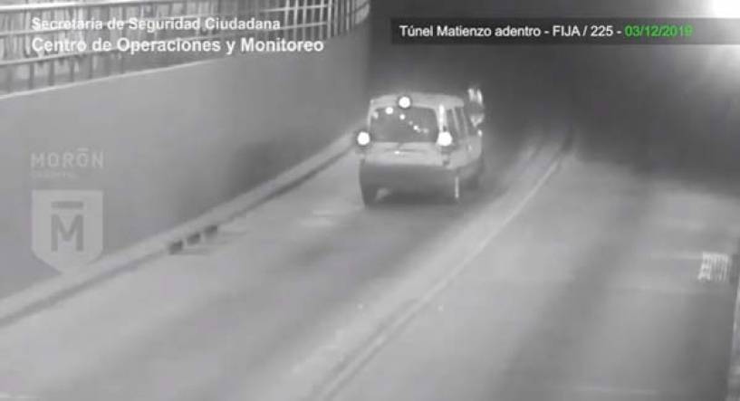 Morón: entró a contramano a un túnel y chocó contra una moto