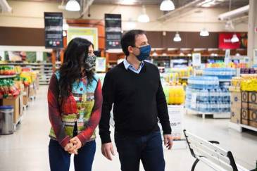 Ariel Sujarchuk y Paula Español supervisaron el programa Precios Máximos en un supermercado de Escobar