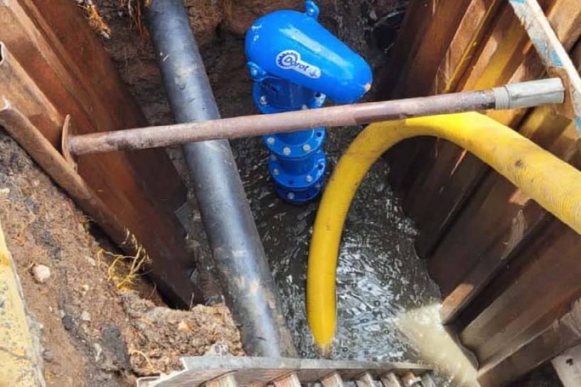 AySA mejora el suministro y la presión del agua potable con el recambio de una válvula en Vicente López