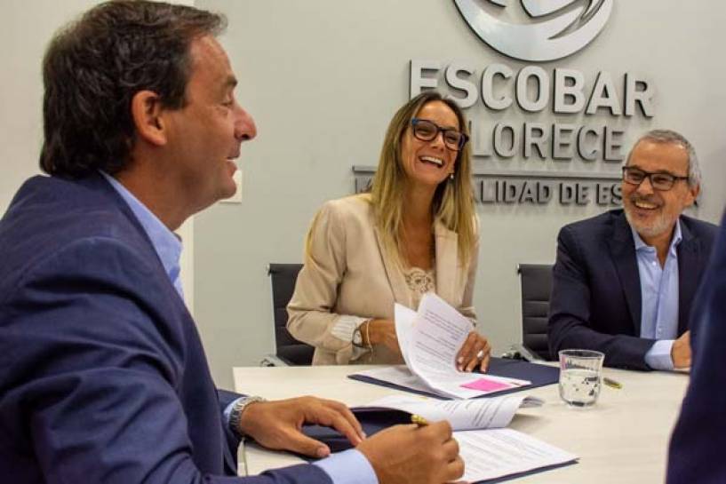 Malena Galmarini firmó un convenio con Ariel Sujarchuk para reactivar obras en Escobar