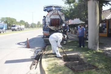 Un camión desobstructor trabajó en la limpieza de pluviales en Lubo