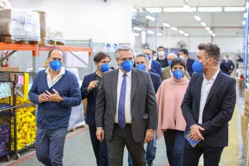 El Presidente visitó la única empresa que produce barbijos N95 para el personal de la salud