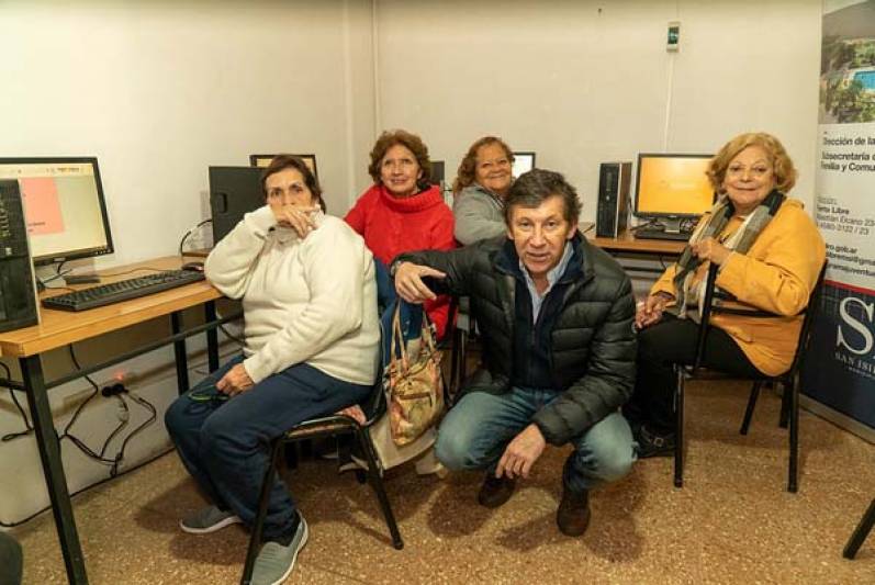 Posse inauguró un aula de alfabetización digital en un centro de jubilados de Martínez