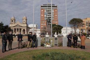 El Municipio colocó un busto en homenaje a Raúl Alfonsín y restituyó el de Néstor Kirchner