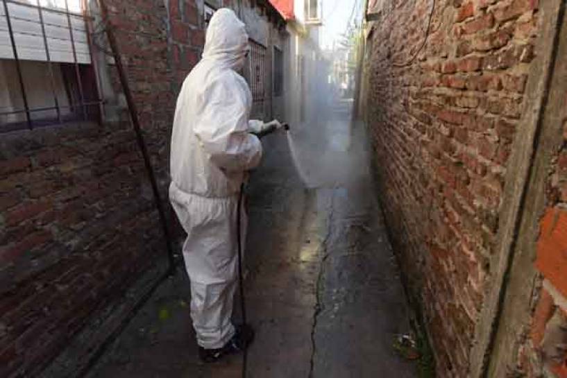 San Fernando refuerza la desinfección de veredas y frentes de casas por prevención contra el coronavirus