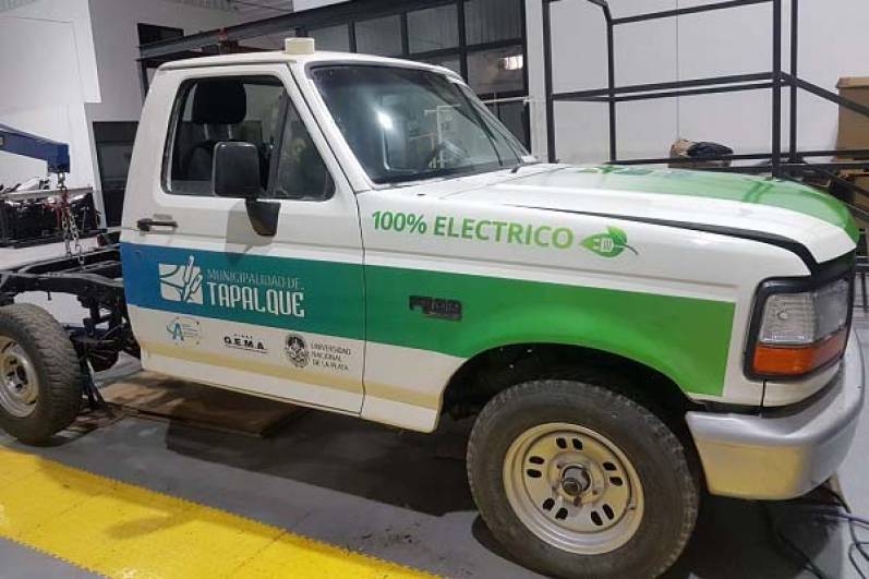 Con el aporte de ingenieros de la UNLP, Tapalqué puso en marcha una camioneta eléctrica con baterías de litio