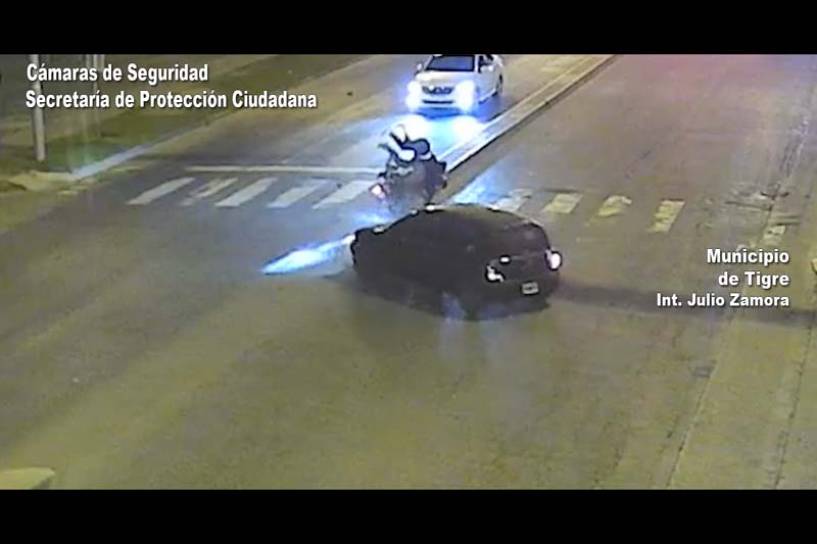 Troncos del Talar: las cámaras del COT captaron un impactante accidente entre una moto y un auto