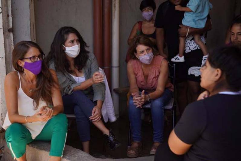 Elizabeth Gómez Alcorta se reunió con mujeres que sufrieron situaciones de violencia de género e institucional en “El Hotelito” en el Barrio Carlos Mugica