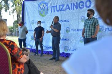 Descalzo participó de una entrega de subsidios a trabajadores de la cultura local