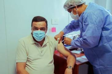 Cáffaro recibió la primera dosis de la vacuna Sputnik V en el Hospital Intermedio municipal