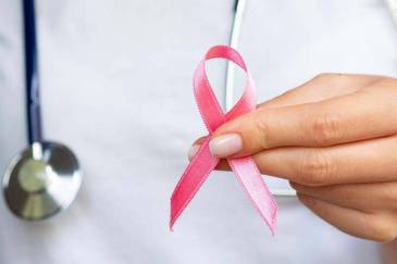 Cuál es el riesgo de cáncer de mama en la población transgénero y cómo deben controlarse