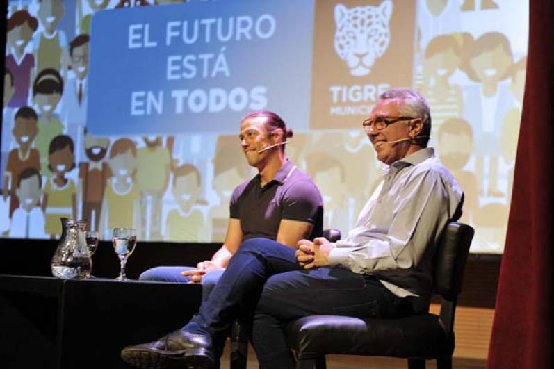 Matías Almeyda brindó una charla motivacional en el Teatro Municipal de Tigre