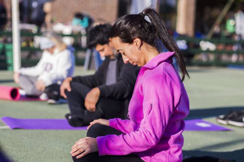 Clases de yoga en los campos de deportes municipales