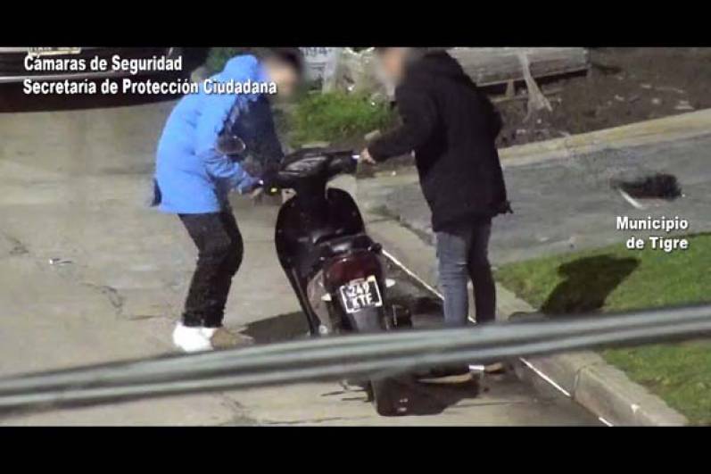 Las cámaras los registraron huyendo con una moto robada y el COT los detuvo