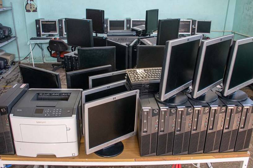 En una cárcel de La Plata repararon y donaron computadoras para un colegio de San Martín y un hogar de ancianos de Entre Ríos