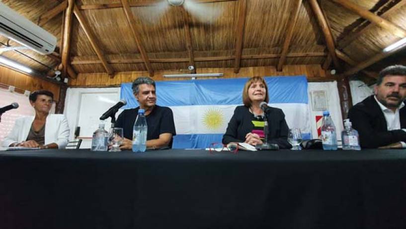 En Malvinas Argentinas Patricia Bullrich presentó su libro