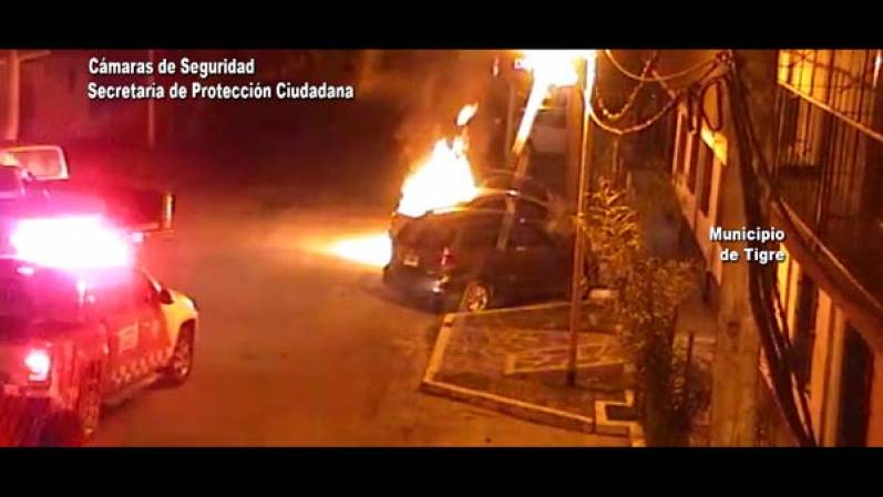 Peligroso pirómano en General Pacheco: incendió un vehículo y el COT lo detuvo fugándose