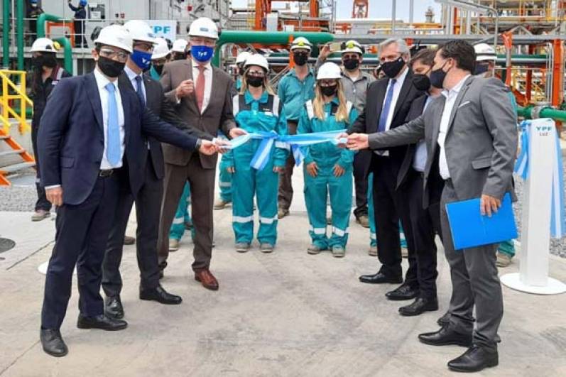 El Presidente inauguró la planta de generación de energía de YPF LPC II