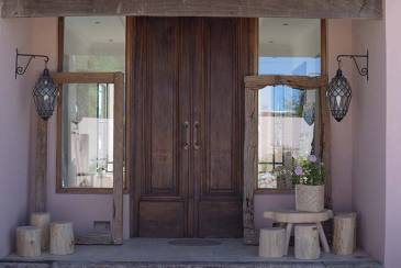 Puertas de madera que dan la bienvenida al hogar ¿Por qué son tendencia?