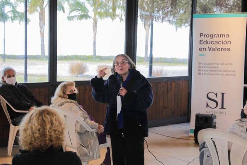 Hilda Molina brindó una charla a adultos mayores en Puerto Libre