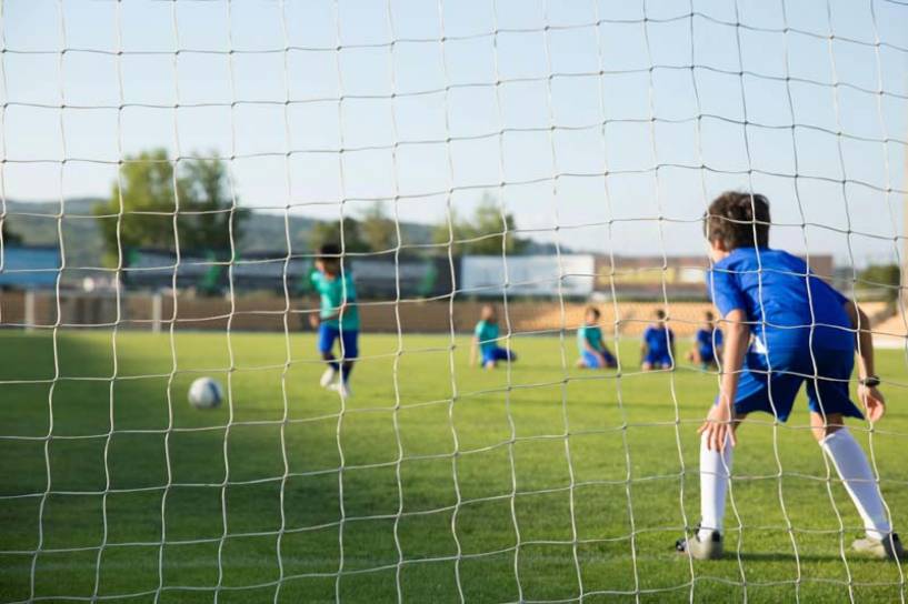 Fútbol: entre el 1% y el 3% de los chicos que se prueba en los clubes, logra quedar en las inferiores