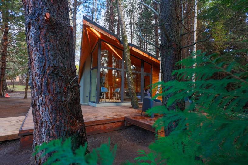 Villa Labrador, el complejo top de Bariloche, inaugura “Álamos”, su nueva cabaña inmersa en el bosque propio