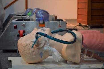 El Hospital de Simulación de Ciencias Médicas cuenta con respiradores de emergencia desarrollados por Ingeniería