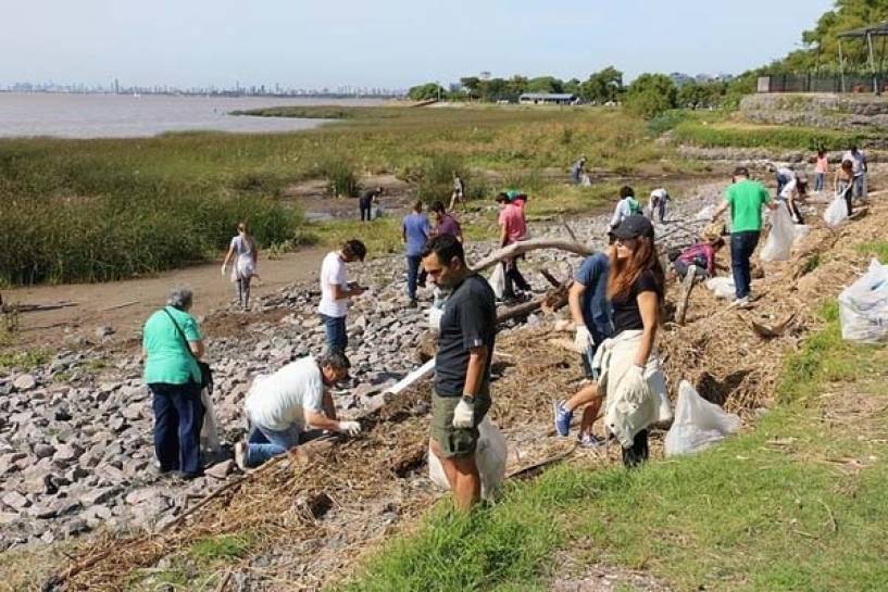 Sigue la campaña para limpiar la costa del río con los vecinos