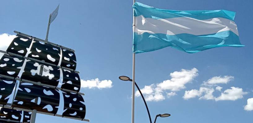 Cansado de que no haya banderas argentinas, vecino de Pergamino colocó una en el parque General Manuel Belgrano