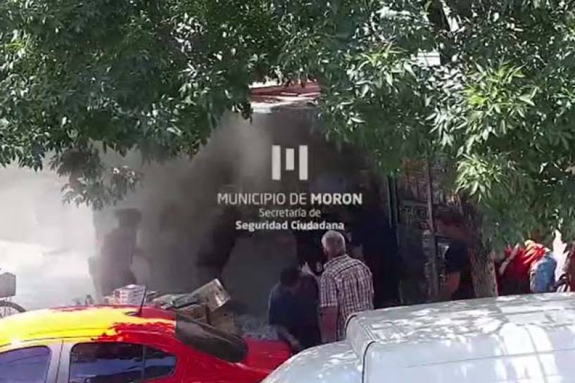 Personal municipal sofocó el incendio de un kiosco frente al Palacio Municipal