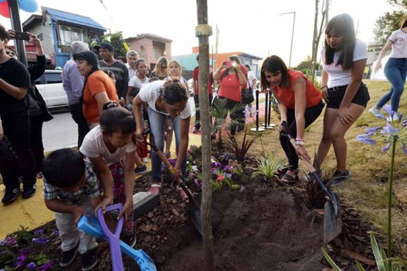Junto a las familias de Las Tunas, Julio Zamora inauguró el renovado Paseo Callao