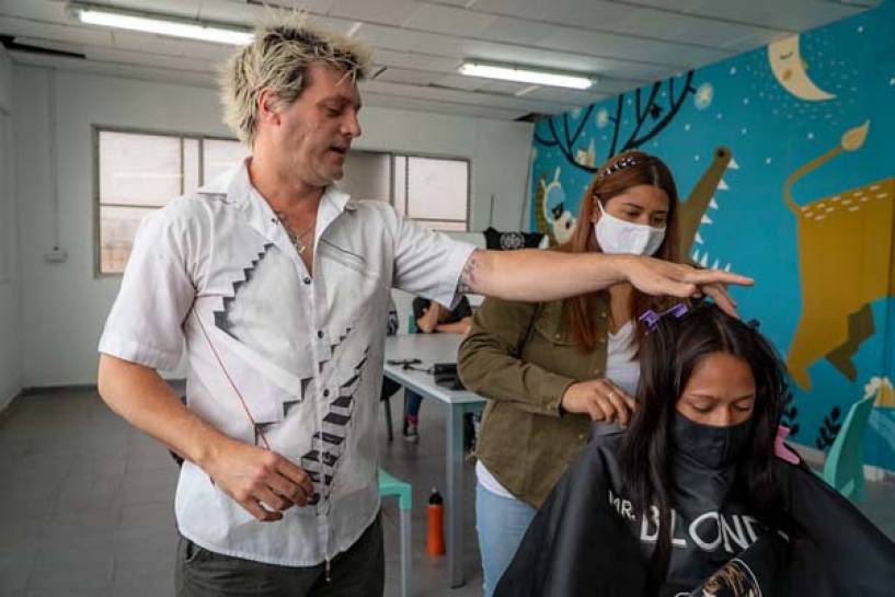 En “La Sede” del barrio La Cava forman asistentes de peluquería