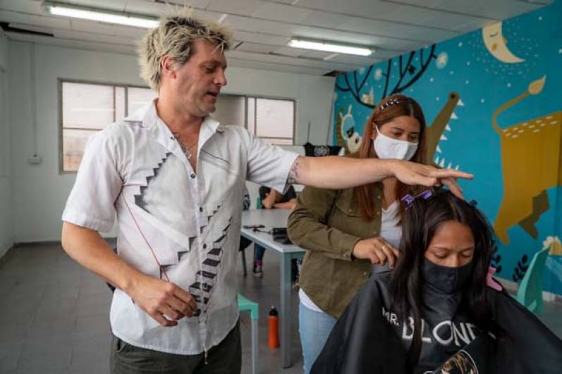 En “La Sede” del barrio La Cava forman asistentes de peluquería