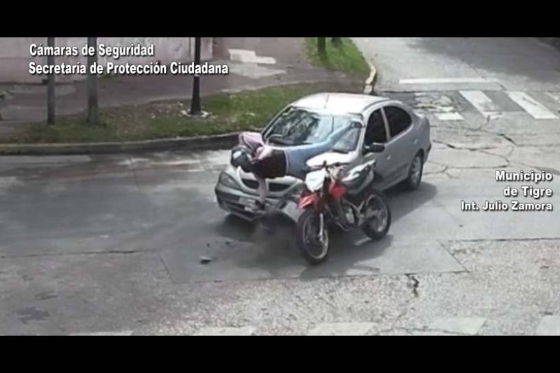 Las cámaras del COT registraron un accidente de tránsito entre una moto y un auto en Tigre