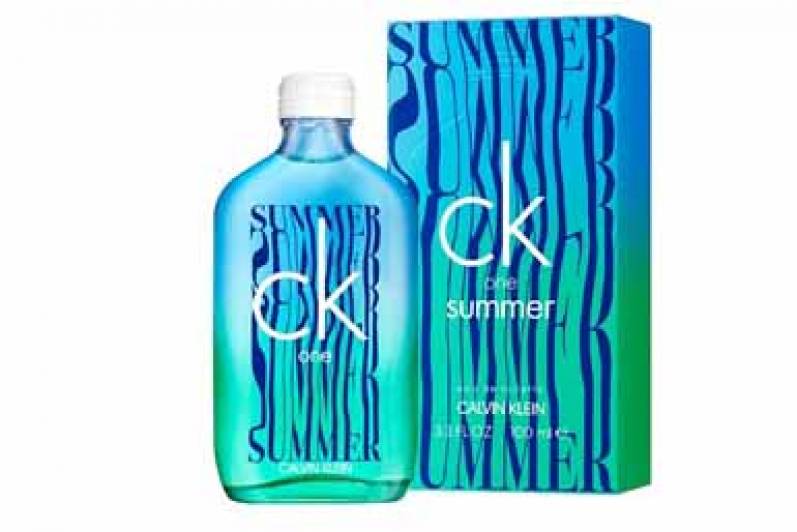 Calvin Klein presenta su icónica fragancia CK ONE SUMMER