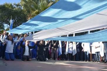Cientos de niños prometieron lealtad a la Bandera Nacional