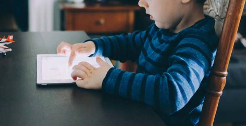 ¿Niños conectados a internet en vacaciones de invierno?: consejos para papás y mamás