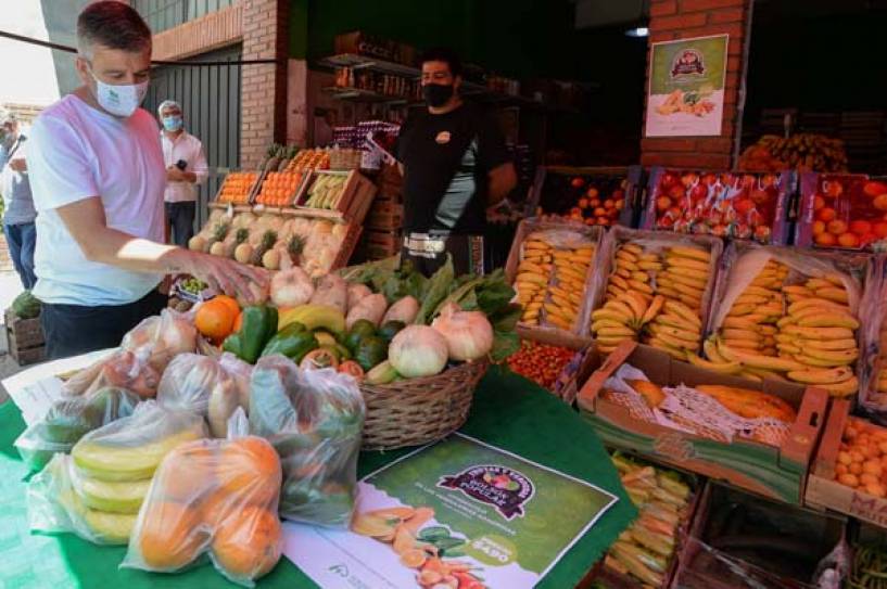 Zabaleta presentó un Bolsón Popular de frutas y verduras para cuidar el bolsillo de los vecinos