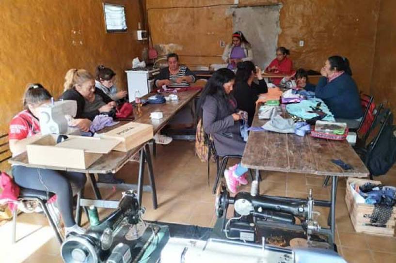 La Red de Costureras Solidarias de Pilar brinda talleres de costura abiertos y gratuitos para la comunidad