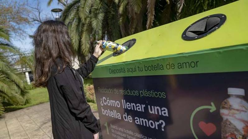 Botellas de amor, una manera fácil y efectiva de reciclar plásticos en San Isidro
