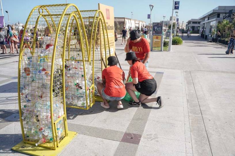 McDonald’s recuperó más de 1.600 kilos de plástico de las playas con sus propuestas sustentables