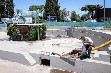 San Isidro: limpieza del conducto que pasa por debajo de la rotonda de Márquez y Fleming