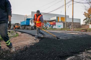 El intendente Abella lanzó un histórico plan de asfalto que llegará a más de una docena de barrios de la ciudad
