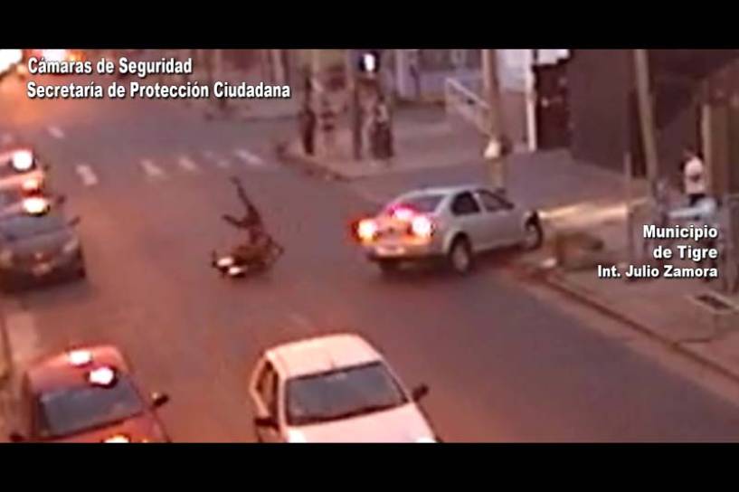 Rincón de Milberg: las cámaras del COT captaron un accidente de tránsito entre un auto y una moto