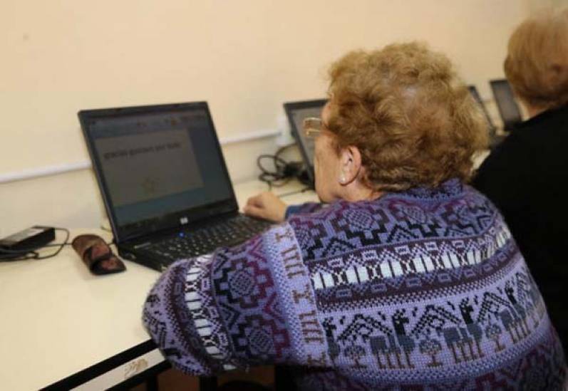 Enseñan a los jubilados a realizar trámites online