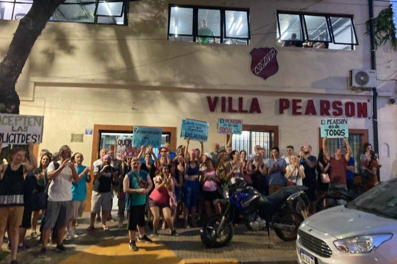 Florida: un grupo de socios abraza al Club Villa Pearson para denunciar irregularidades
