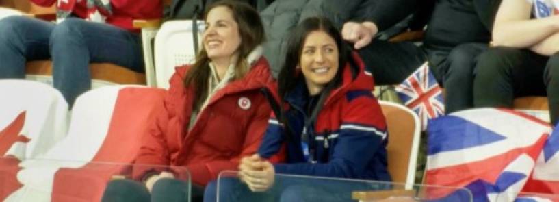 Las estrellas del curling Eve Muirhead y Lisa Weagle se ayudan mutuamente para apoyar a los atletas en sus nuevos roles en los Juegos Olímpicos de la Juventud de Invierno Gangwon 2024