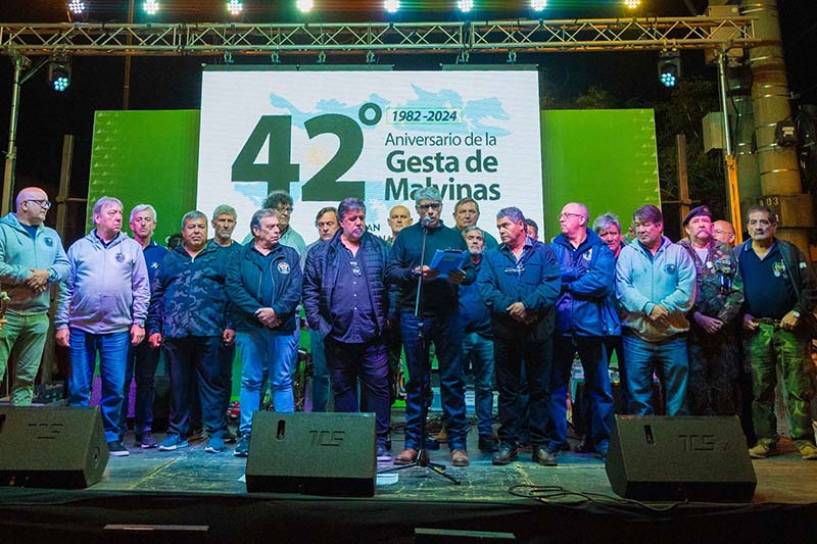 San Fernando homenajeó a los Ex Combatientes de Malvinas con un show musical y el grupo “Héroe”